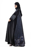 عباية فاتنة باللون الكحلي