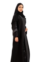 عباية لمى بطريز ورد كرستال من الأمام