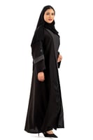 عباية لمى بطريز ورد كرستال من الأمام