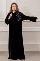 عباية مخمل أسود مع تطريز ملون من الأمام