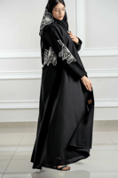 عباية كلوش بتطريز ابيض مع كرستال على اليدومن الضهر...