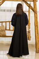 عباية بياقة واسعة مع تطريز كحلي ع الاكمام