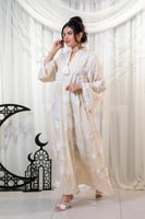 جلابية رمضانية بتطريز ورود بيضاء مع فصوص كرستال