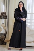 عباية ناعمة بتدخيلات تطريز كحلي ودانتيل ع الكم