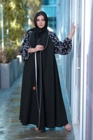 عباية بياقة واسعة مع تطريز ابيض ع الكم