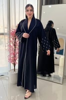 عباية زاهية بتطريز أبيض على اليد