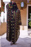 عباية يوم التأسيس مع تدخيلات قماش اسود متزين بهوية...