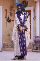 عباية يوم التأسيس مع تدخيلات قماش أزرق مزين بهوية...