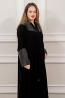 عباية مخمل أسود مع جلد على اليد والصدر