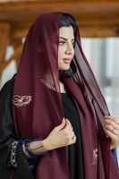 طرحة Z13 لون عنابي بتطريز ذهبي