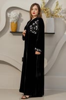عباية مخمل أسود مع تطريز ملون من الأمام واليد
