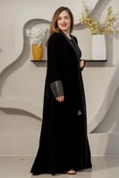 عباية مخمل أسود مع جلد على اليد والأمام