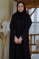 عباية كلاسيك بقصة كم مائلة مع كرستال كحلي