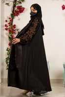 عباية بياقة واسعة مع تطريز بني ع الاكمام