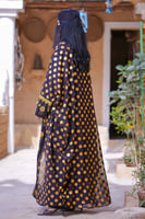 عباية يوم التأسيس مع تدخيلات قماش اسود متزين بهوية...