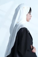 طرحة Z120 لون ابيض بتطريز ذهبي