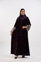 عباية أفنان الشتوية باللون البنفسجي الداكن