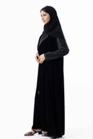 عباية شتوية بتدخيلات على الياقة والأكمام