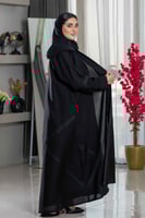 عباية كلوش بتدخيلات قيطان أسود ناعم من الأمام والخ...