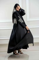 عباية كلوش بتطريز ابيض مع كرستال على اليدومن الضهر...