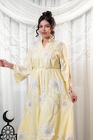 جلابية رمضانية بتطريز ورود بيضاء