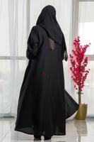عباية كلوش أسود بتدخيلات رسمة ناعمة من الأمام