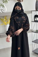 عباية أنيقة بياقة وكم مزموم وتطريز بني ع الياقة وا...