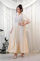 جلابية بيج فاتح بكسرات وبياقة كرستال