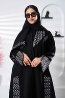 عباية سوداء فاخرة بتدخيلات تطريز من الامام والياقة