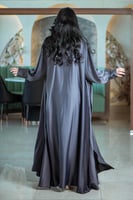 عبايةكلاسيك ملونة بقصة مميزة وكم مزموم