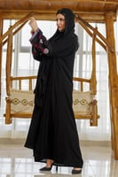 عباية كلاسيكية سوادها فاحم مع تخيلات تطريز ورد ع ا...