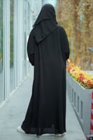 عباية اسود كلوش مع تدخيلات خطوط ذهبية خفيفة