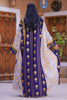 عباية يوم التأسيس مع تدخيلات قماش أزرق مزين بهوية...