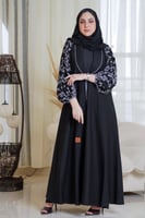 عباية بياقة واسعة مع تطريز ابيض ع الاكمام