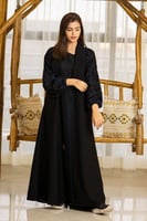 عباية بياقة واسعة مع تطريز كحلي ع الاكمام