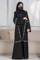 عباية كلاسيك مع تدخيلات كلفة كرستال اسود وابيض