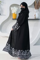 عباية زاهية بتطريز أبيض على أسفل العباية واليد