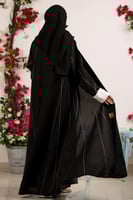 عباية سوداء أنيقة مقلمة بأبيض