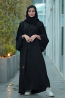 عباية ساده مع تدخيلات كسرات ع الكم