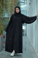 عباية سادة مع تدخيلات كسرات من الجوانب والكم