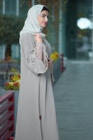 عباية زاهية بيج كلاسيك مع تدخيلات دانتيل ع الكم