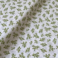 قماش قطن بزهور خضراء فاتحة