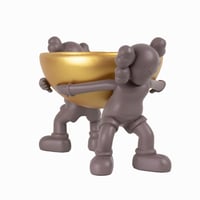 مجسمين حاملا الكوب