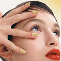 انتروبي طلاء أظافر سهل التقشير لون اصفر مستاردا