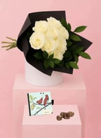 باقة ورد ابيض أناقة نقية مع 8 ورود بيضاء مع شوكلات...