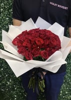 باقة ورد حمراء فاخرة – 30 وردة للتعبير عن الحب