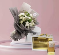 باقة ضوء القمر مزيج من الوان الورد الأبيض وبراعم ا...