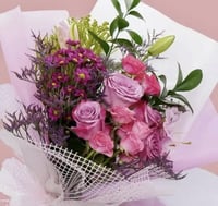 باقة أكاليل الورد ورد وردي مع مع أقحوان مع كيكة ان...