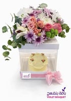 صندوق السحر / بوكس شفاف داخله كيك مع زهور الجوري م...