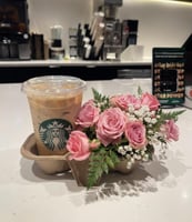 تنسيق ورد وقهوة ستاربكس في حامل أكواب